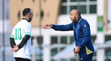 «توجيهات اللحظات الأخيرة».. أيمن عبد العزيز يخص «أفشة» بجلسة فنية في مران الاتحاد